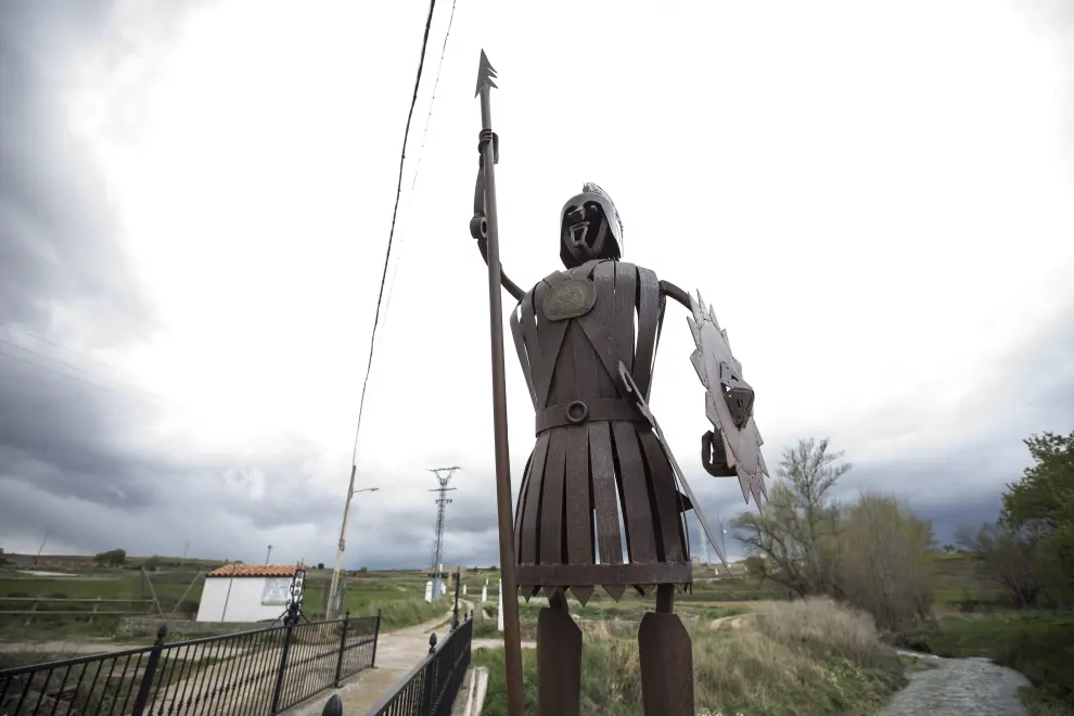 El municipio del Campo de Daroca explora su historia remota, que el escultor Alberto Rasal inmortalizó con su buril, y reconoce la ímproba tarea investigadora del teutón Peter Carls.