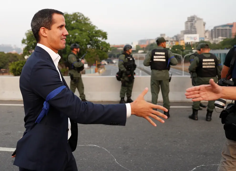 El presidente interino venezolano, Juan Guaidó, a la entrada de la base militar de La Carlota, en Caracas.