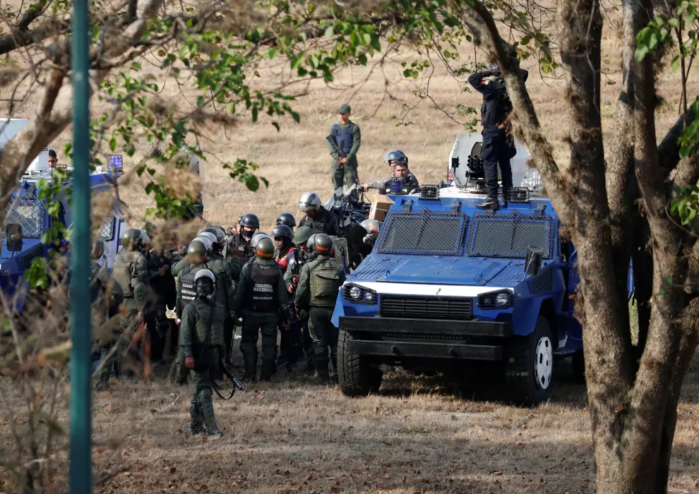 Guaidó abandona la base militar y se reúne con simpatizantes en Caracas.
