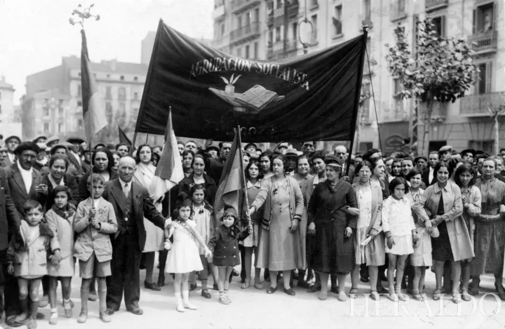 Pancarta de la agrupación socialista (PSOE) en el Primero de Mayo de 1931.