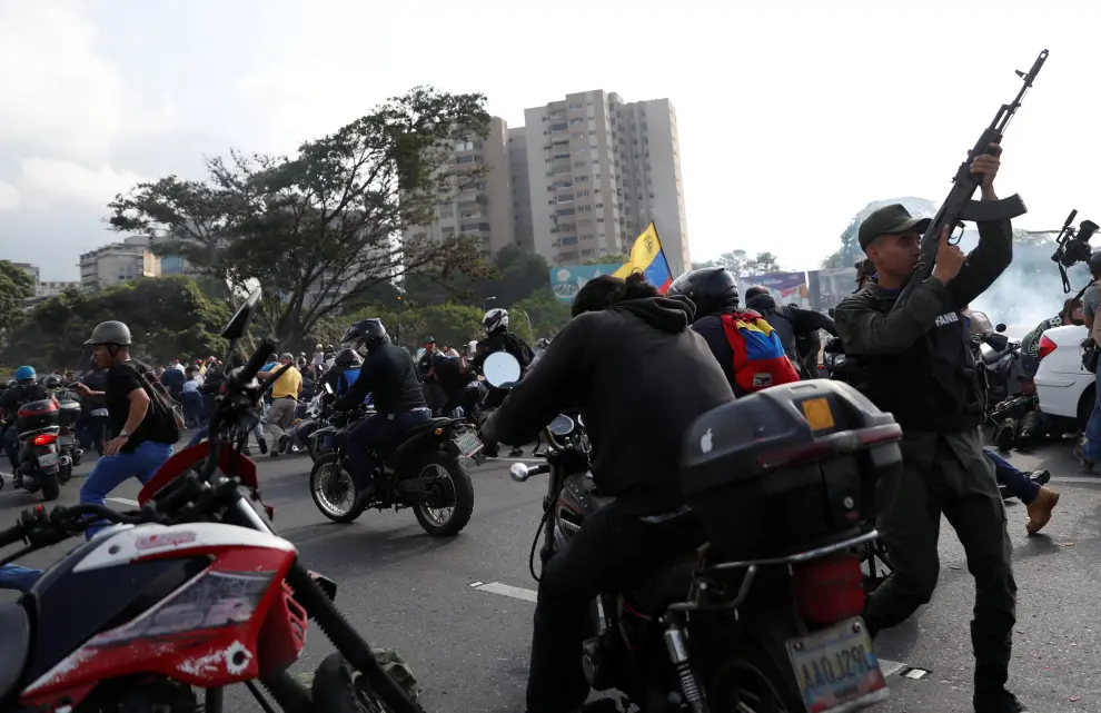 Seguidores de Juan Guaidó se reúnen junto a la base militar La Carlota, en Caracas.