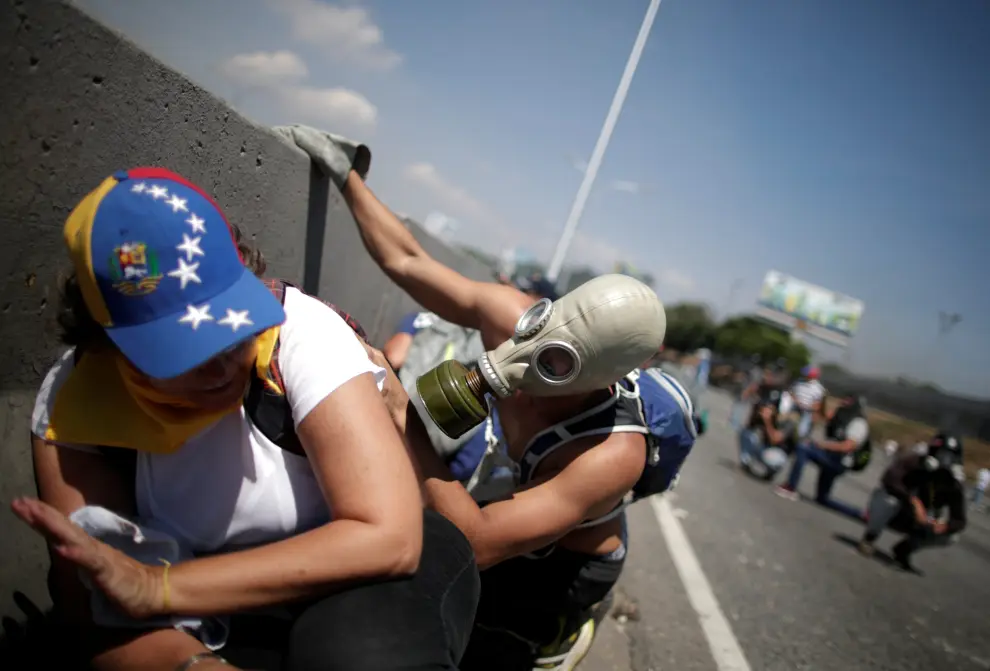 Seguidores de Juan Guaidó se reúnen junto a la base militar La Carlota, en Caracas.