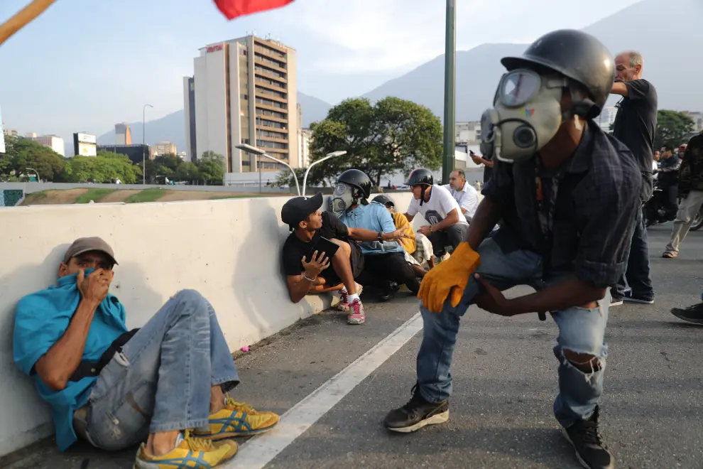 Simpatizantes del presidente interino de Venezuela salen a las calles para apoyarlo.