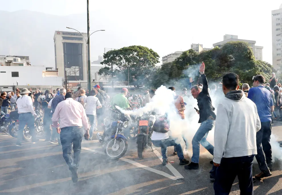 Simpatizantes del presidente interino de Venezuela salen a las calles para apoyarlo.