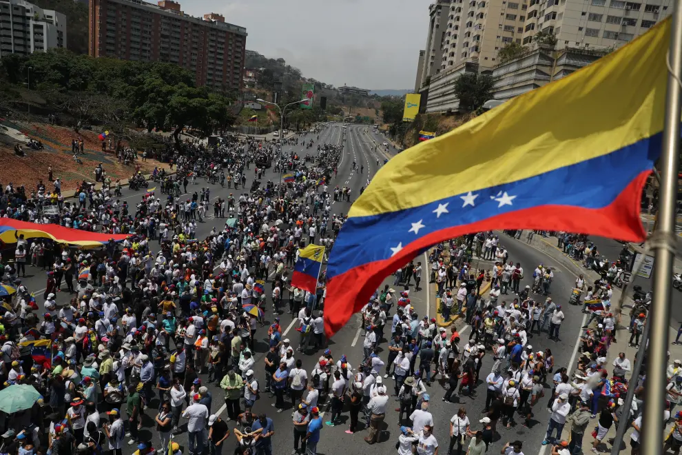 Miles de venezolanos salen a la calle para apoyar a Guaidó