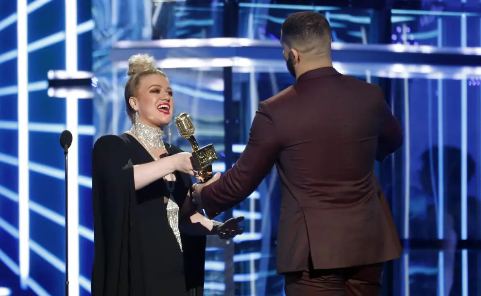 2019 Billboard Music Awards- Show - Las Vegas, Nevada, U.S., May 1, 2019 - Drake accepts the award for Billboard Top Artist. REUTERS/Mario Anzuoni [[[REUTERS VOCENTO]]] AWARDS-BILLBOARD/