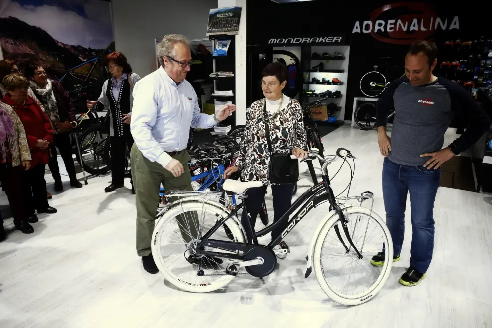 El director de marquetin de Conor entrega una bicicleta a Carmen Gaspar, en Utebo.