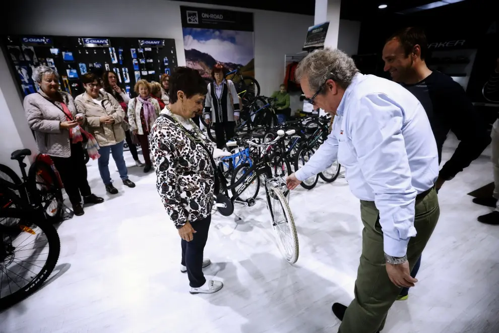 El director de marquetin de Conor entrega una bicicleta a Carmen Gaspar, en Utebo.
