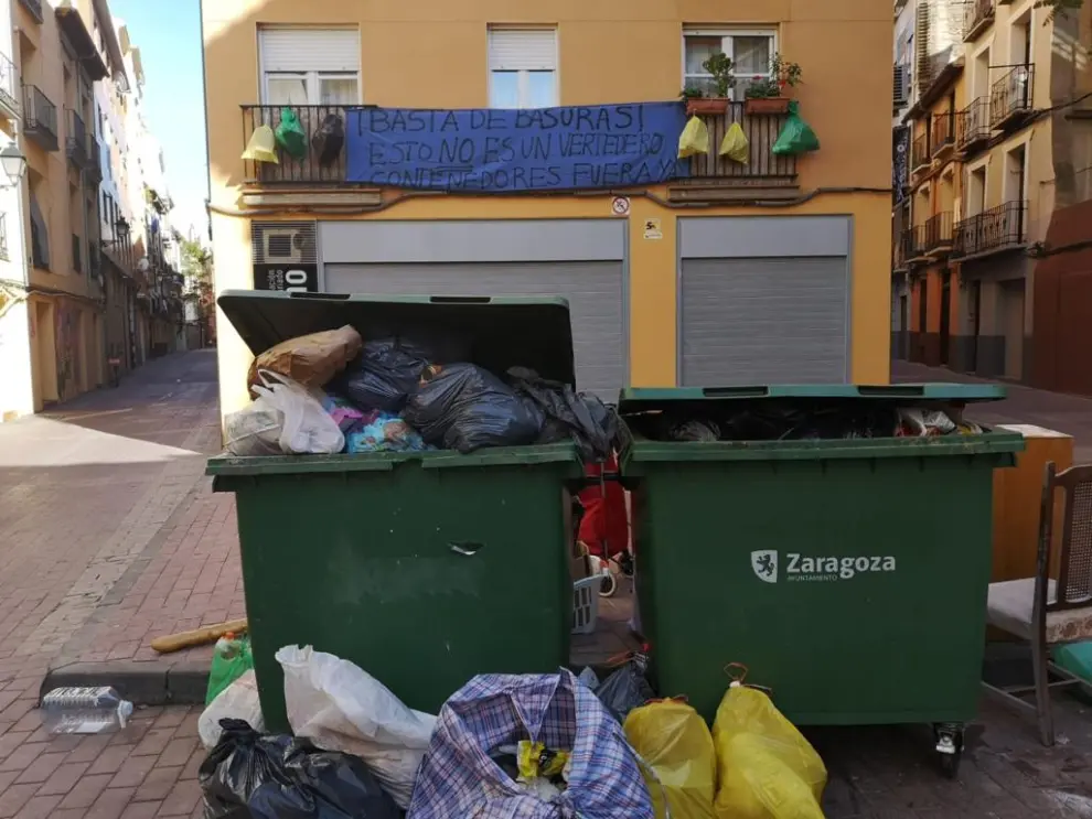 Un bloque con vistas a un “basurero improvisado” en la calle Agustina de Aragón