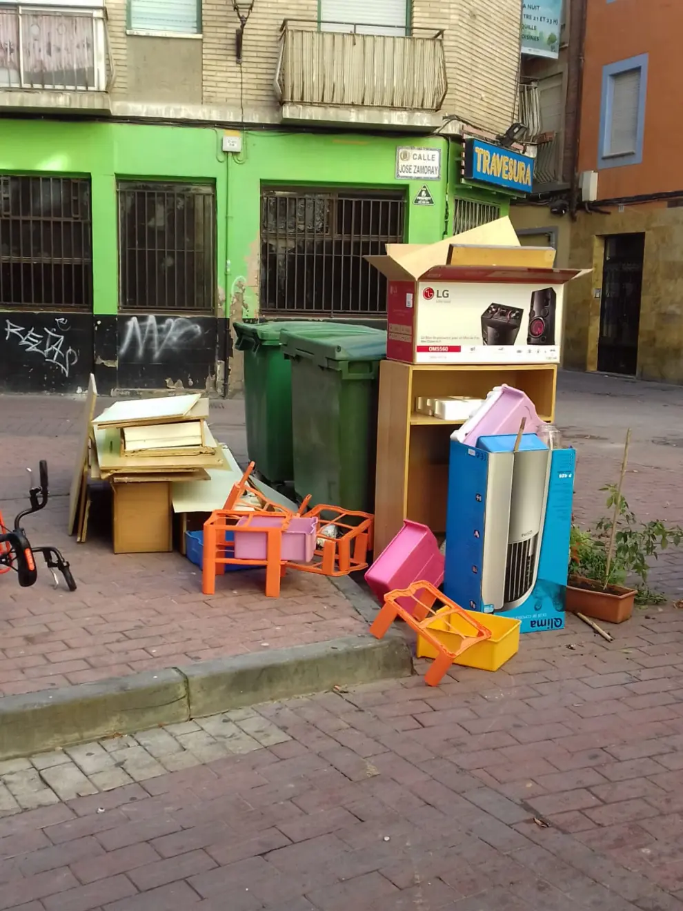 Un bloque con vistas a un “basurero improvisado” en la calle Agustina de Aragón