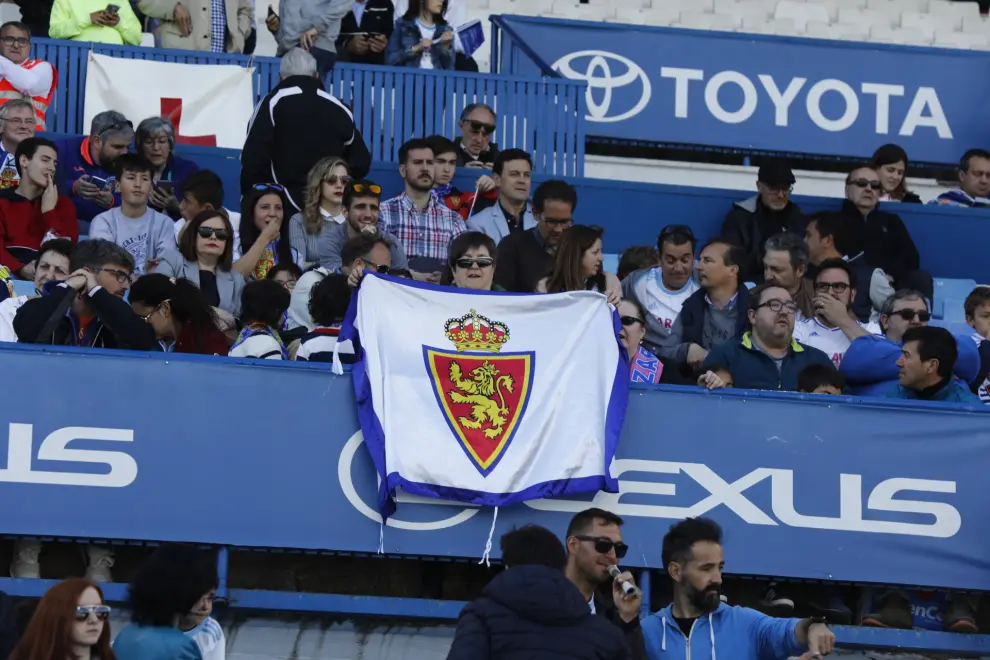 Imágenes de la afición zaragocista en el partido del Real Zaragoza contra el Deportivo, este sábado, en La Romareda.