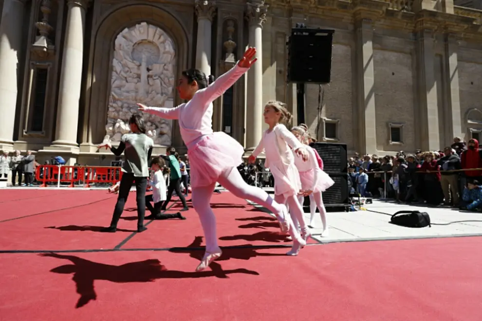 Más de 150 personas de entre 6 y 80 años han participado en el acto del Día de la Danza que se ha celebrado este domingo en la plaza del Pilar de Zaragoza.