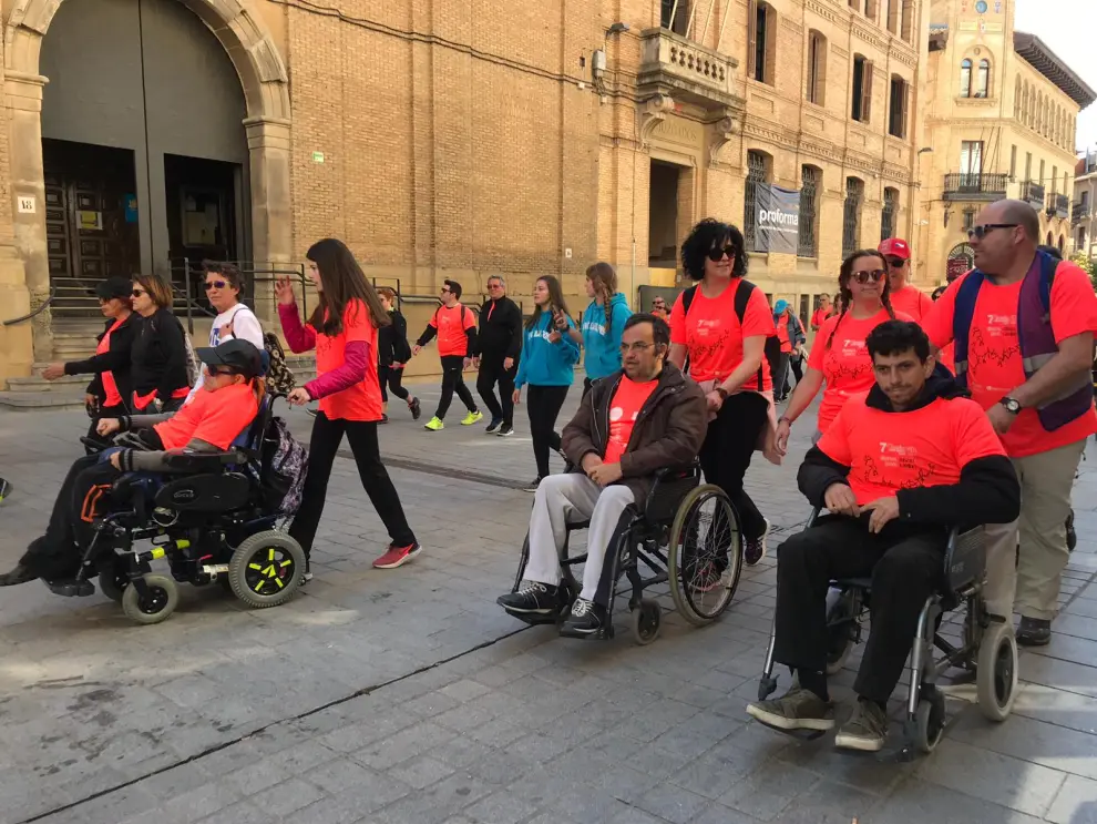 La VII Marcha Aspace de Huesca ha batido récords este domingo con más de 8.200 inscritos. Las calles se han teñido de coral, hoy el color de la solidaridad.