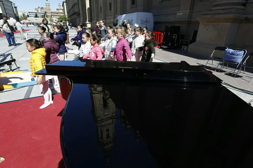 Más de 150 personas de entre 6 y 80 años han participado en el acto del Día de la Danza que se ha celebrado este domingo en la plaza del Pilar de Zaragoza.