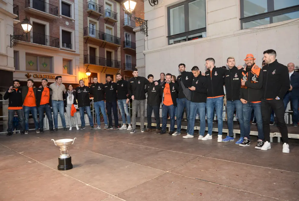 Teruel celebra con el Club Voleibol Teruel el título de la Superliga.