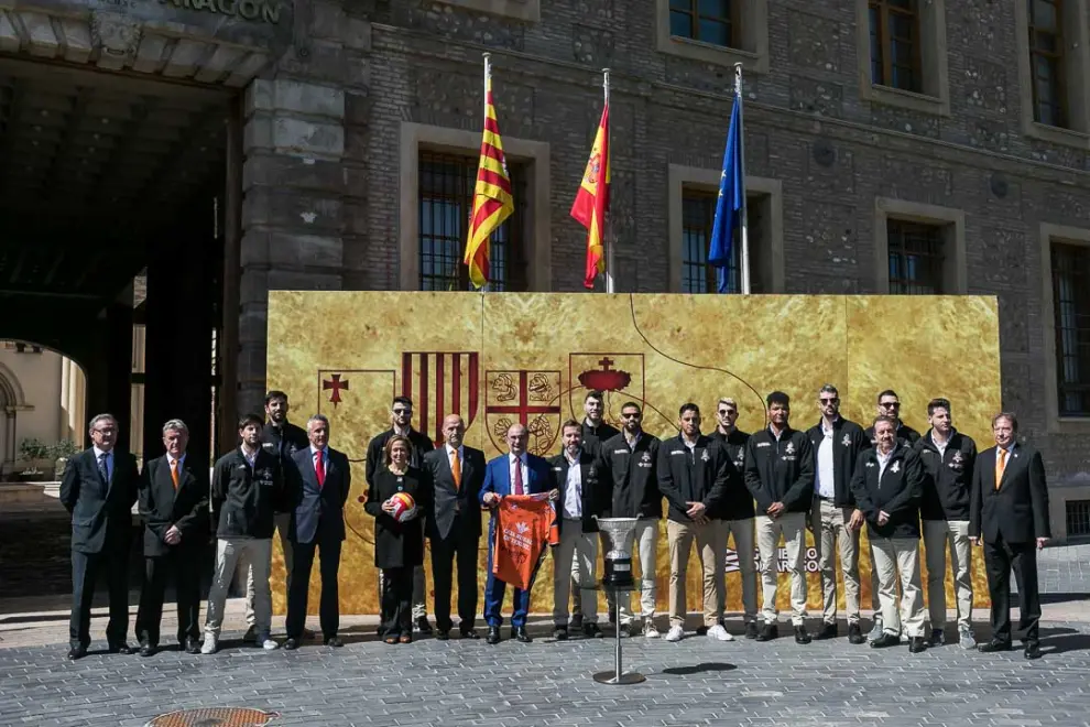 El presidente del Gobierno de Aragón, Javier Lambán, ha recibido al Club Voleibol Teruel tras la conquista del séptimo título de la Superliga