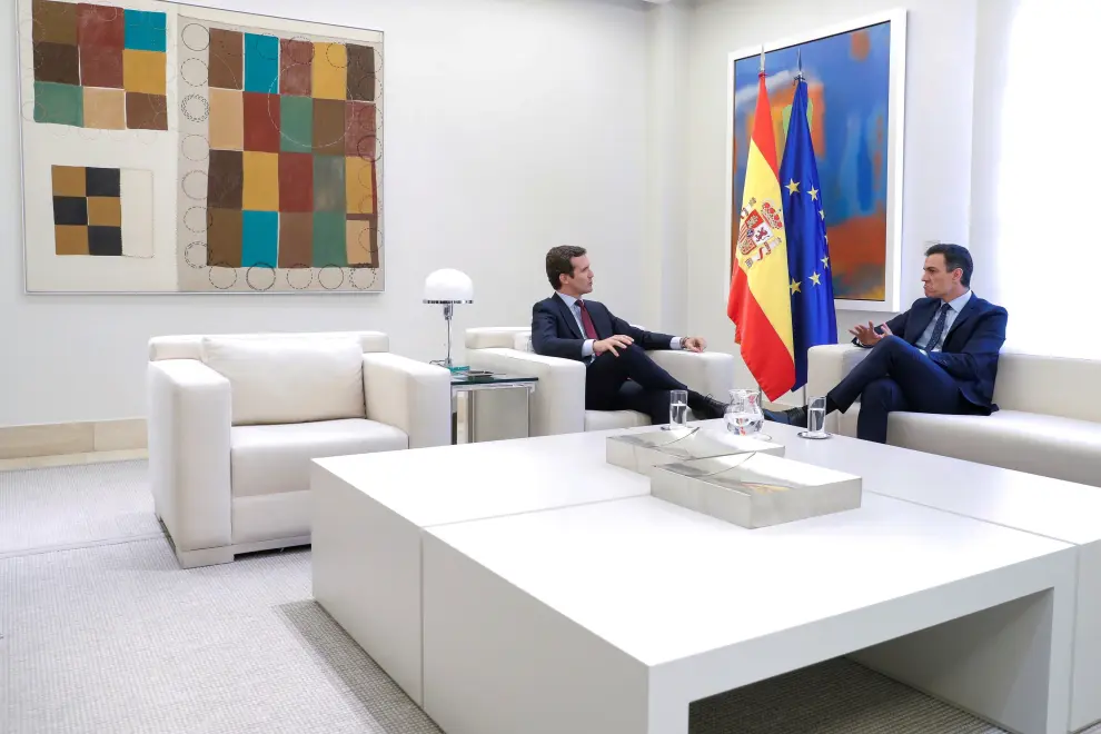 Reunión de Pedro Sánchez y Pablo Casado en la Moncloa.