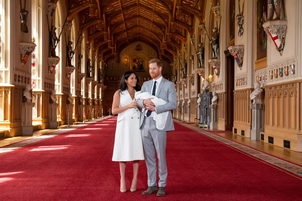 El príncipe Harry y Meghan presentan a bebé Sussex en sociedad.