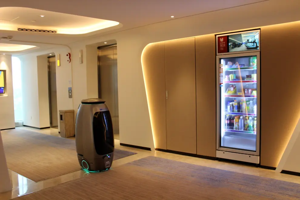 Robots en el servicio de habitaciones, puertas que se abren con reconocimiento facial y luces que se ajustan a las peticiones de los huéspedes a través de la voz. Así es FlyZoo, el hotel del futuro