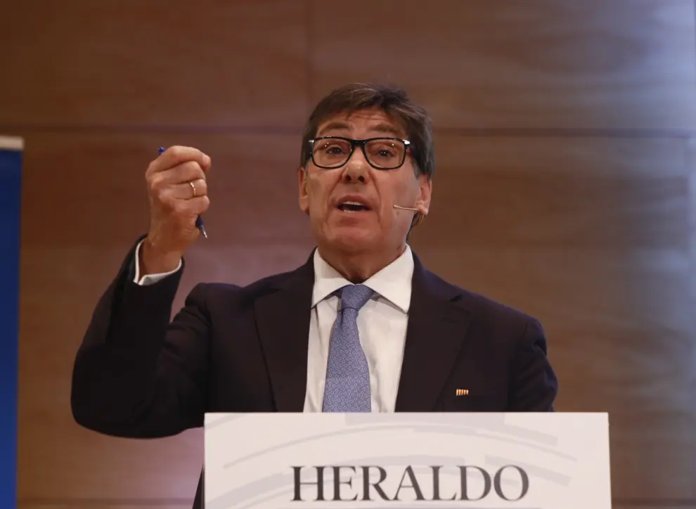 Aliaga durante el debate a la presidencia del Gobierno de Aragón.