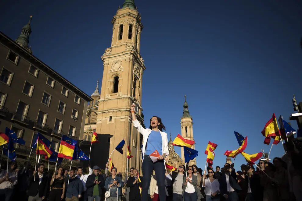 Arrimadas ha reunido este lunes a más de 400 personas en la plaza del Pilar de Zaragoza.