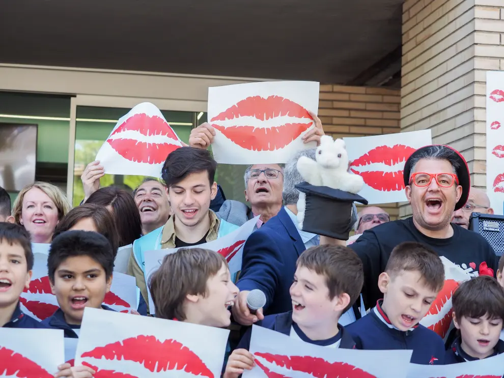 Los hospitales Miguel Servet y Clínico se han sumado a un lanzamiento masivo de besos este lunes.
