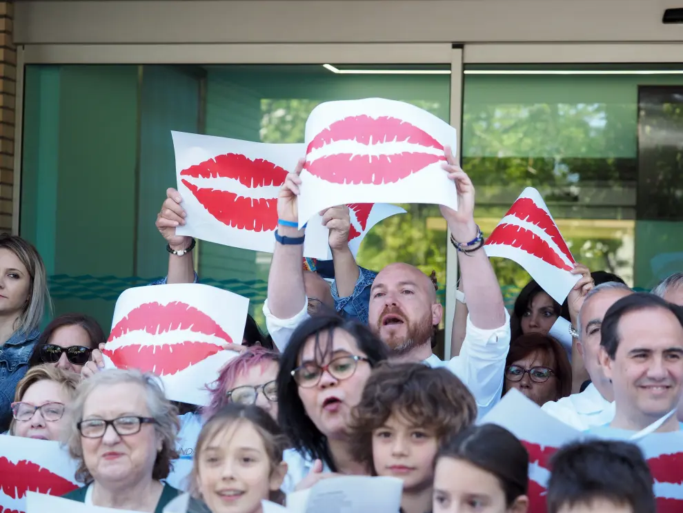Los hospitales Miguel Servet y Clínico se han sumado a un lanzamiento masivo de besos este lunes.