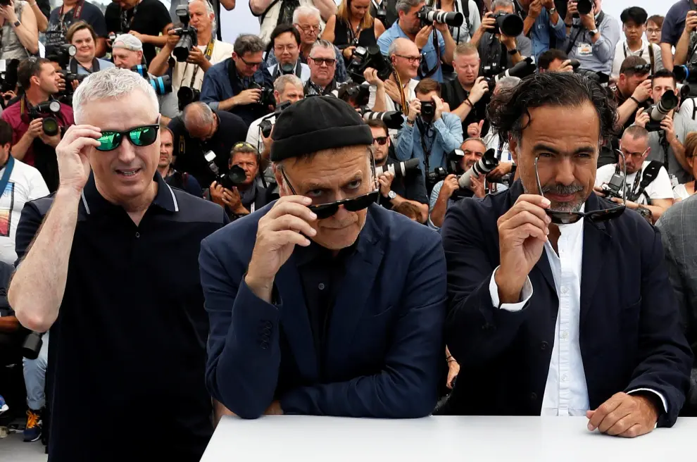 72nd Cannes Film Festival - Opening ceremony and screening of the film "The Dead Don't Die" in competition - Red Carpet arrivals - Cannes, France, May 14, 2019.  Director Jim Jarmusch poses with cast members Chloe Sevigny, Adam Driver, Sara Driver, Bill Murray, Tilda Swinton. REUTERS/Stephane Mahe [[[REUTERS VOCENTO]]] FILMFESTIVAL-CANNES/OPENING CEREMONY