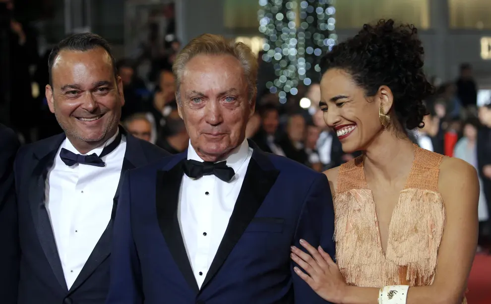 72nd Cannes Film Festival - Screening of the film "Bacurau"  in competition - Red Carpet Arrivals - Cannes, France, May 15, 2019. Cast members Silvero Pereira, Udo Kier and Barbara Colen pose. REUTERS/Stephane Mahe [[[REUTERS VOCENTO]]] FILMFESTIVAL-CANNES/BACURAU
