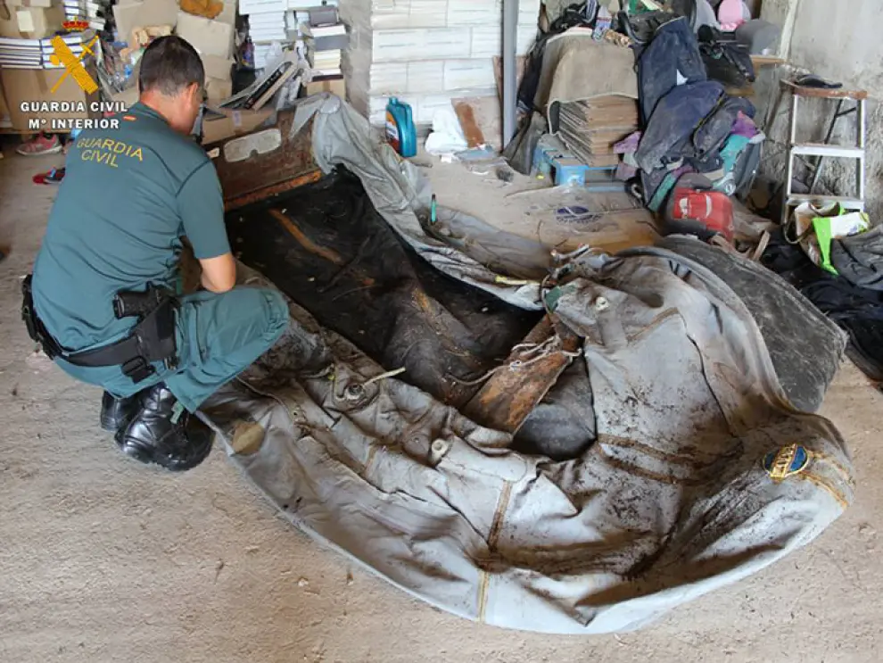 La Guardia Civil durante el registro del almacén en el que se guardaba el pescado.