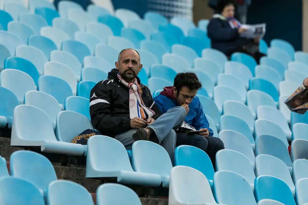 Aficionados viendo el Real Zaragoza-Sporting