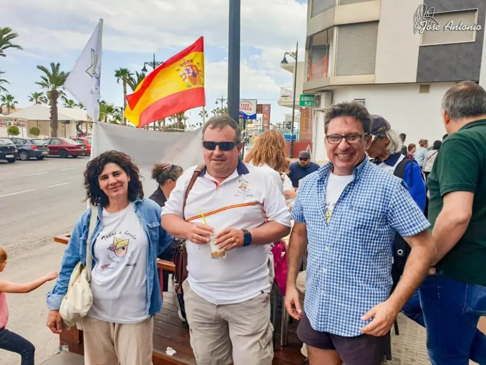 Un trabajador jubilado de la Opel, que estuvo más de 40 años en Aragón, quiere traer su iniciativa solidaria a la Comunidad para ayudar a niños enfermos. Este fin de semana arrancó en Murcia su proyecto solidario, con 13 afectados y sus familias a bordo de 14 barcos.