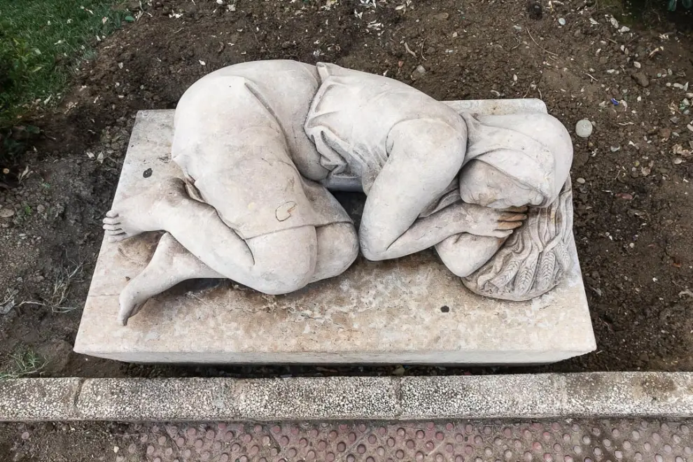 Retirada de la escultura 'La siesta', en agosto de 2018