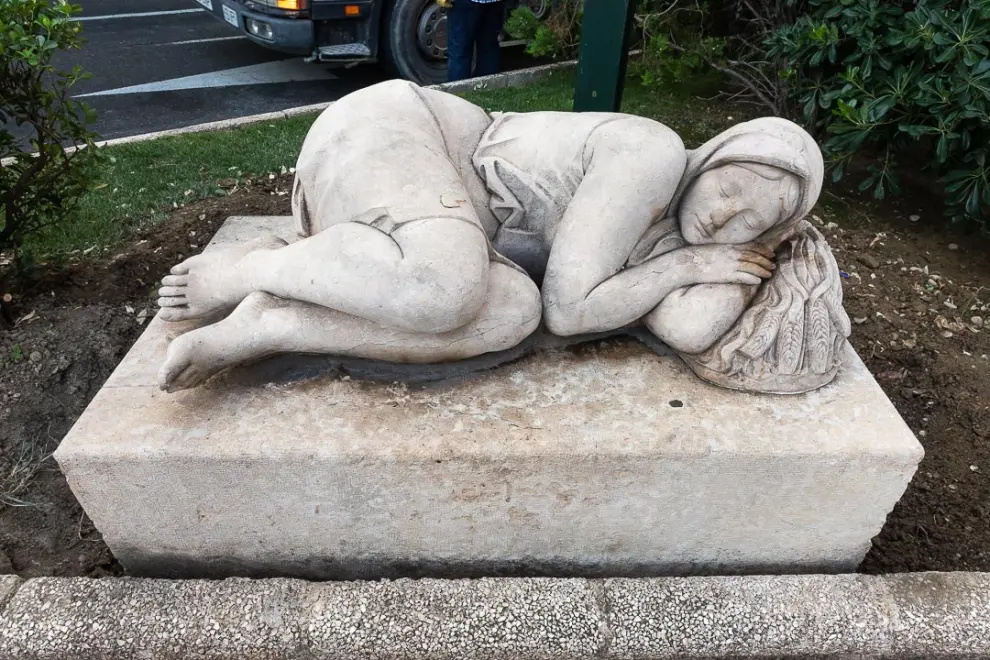 Retirada de la escultura 'La siesta', en agosto del pasado año