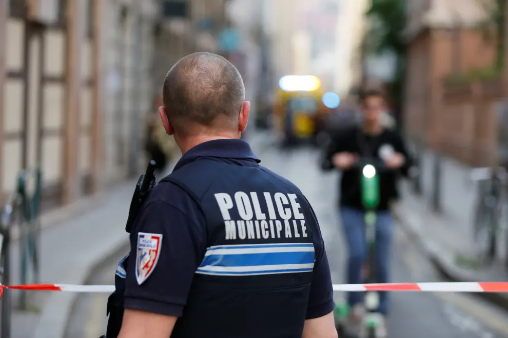 Un policía de Lyon patrulla las calles tras la explosión registrada en el centro de la ciudad.