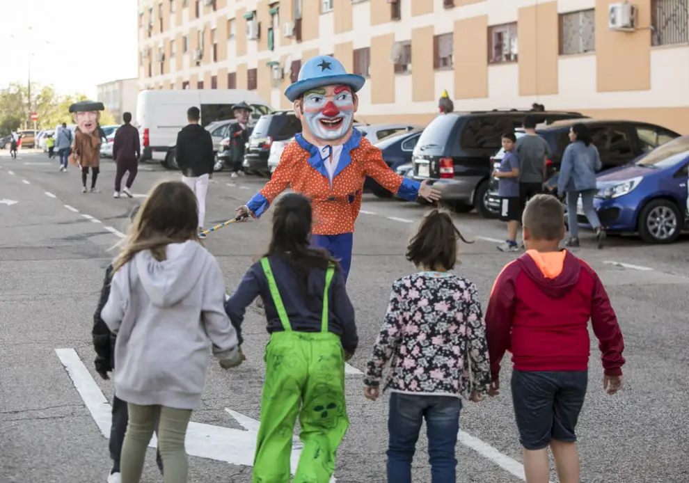 Los cabezudos han protagonizado el pasacalles de las fiestas del entorno de la avenida de Cataluña