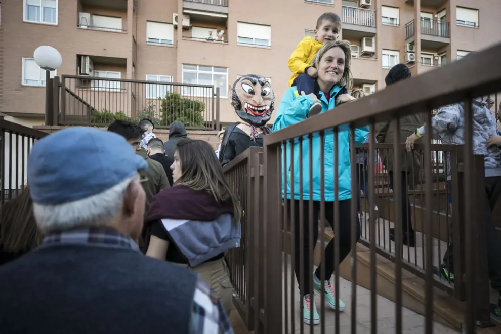 Los cabezudos han protagonizado el pasacalles de las fiestas del entorno de la avenida de Cataluña