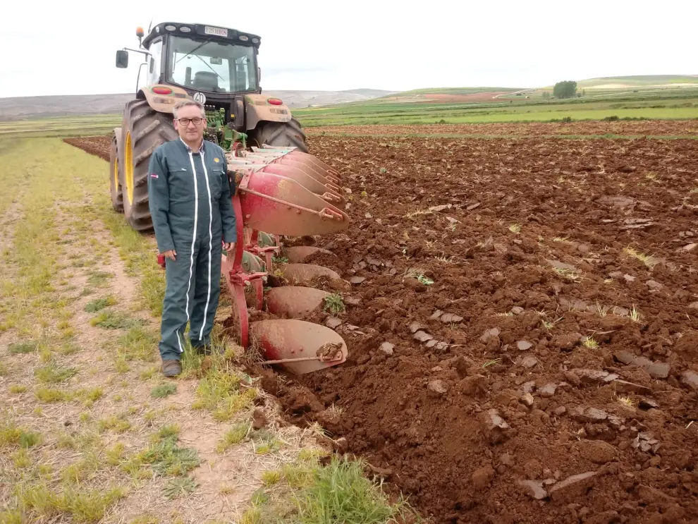 El presidente del PP de Teruel y cabeza de lista a las Cortes de Aragón, Joaquín Juste, que durante la jornada de reflexión está trabajando en su explotación agraria.