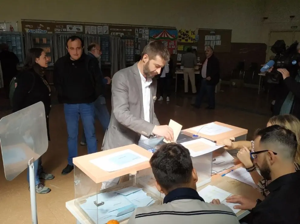 Alvaro Sanz, candidato de IU a la Presidencia del Gobierno de Aragón, votando.