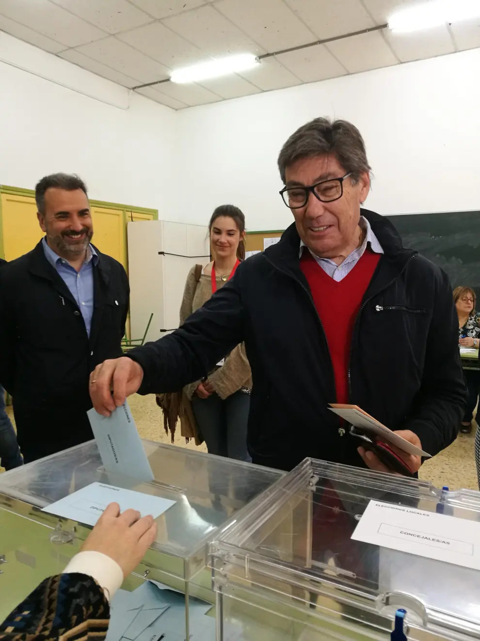 Arturo Aliaga, candidato del PAR a las Cortes de Aragón, vota este 26-M.