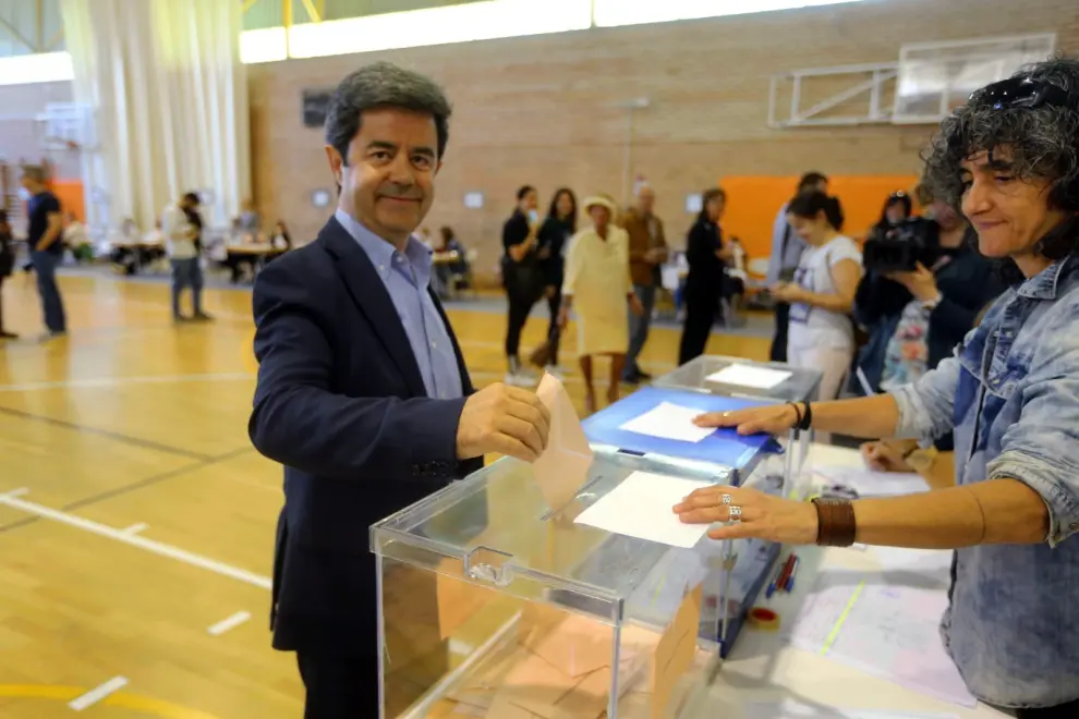 Luis Felipe ejerce su derecho al voto.