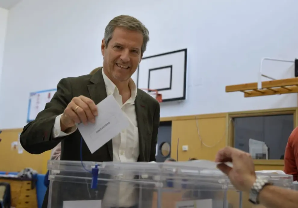 El candidato de Ciudadanos al Gobierno de Aragón, Daniel Pérez Calvo, ha votado en el colegio de Montecanal.