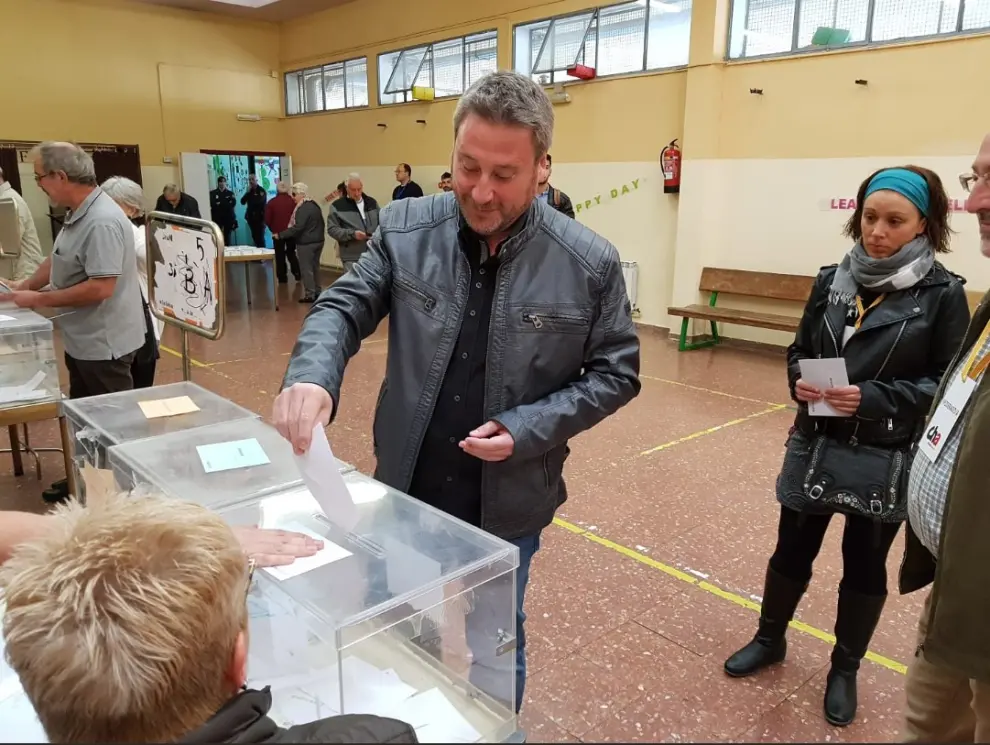 José Luis Soro, candidato de CHA a las Cortes de Aragón, vota este 26-M.