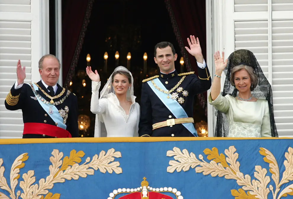 (FILES)-- A file photo taken on May 22, 2004 shows (from L) Juan Carlos of Spain, Princess of Asturias Letizia Ortiz, her husband Spanish Crown Prince Felipe of Bourbon and his mother Queen Sofia of Spain saluting the crowd from the balcony of the Oriental Palace in Madrid after the wedding of Prince Felipe of Spain and Letizia Ortiz. Spain's 76-year-old King Juan Carlos will abdicate in favour of his son, Prince Felipe, Prime Minister Mariano Rajoy announced on June 2, 2014. AFP PHOTO / CHRISTOPHE SIMON SPAIN-ROYALS-ABDICATE-POLITICS-FILES