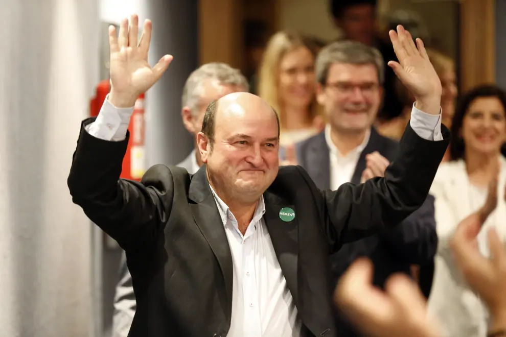 GRAFCAV4777. BILBAO, 27/05/2019.- El presidente del PNV Andoni Ortuzar celebra los resultados obtenidos en la elecciones del 26/M esta noche en la sede social del PNV, en Bilbao. EFE/Luis Tejido. Valoraciones noche electoral PNV