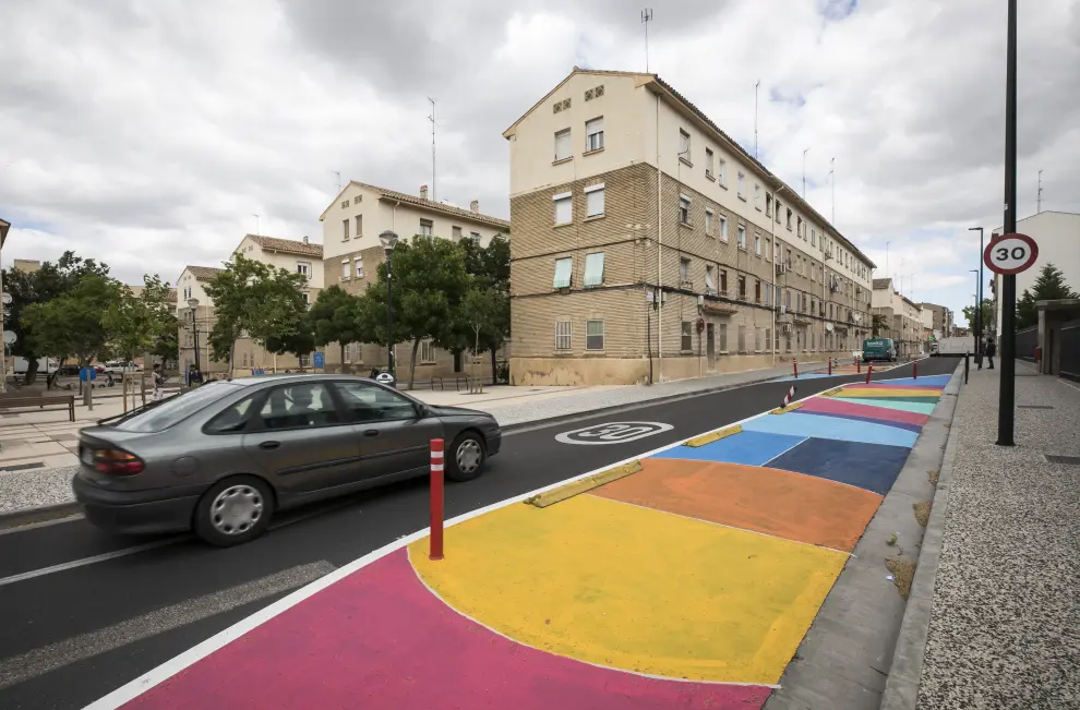 Movilidad comenzó el martes a pintar las chicanes de la calle de Antonio Leyva inspiradas en el festival Asalto.
