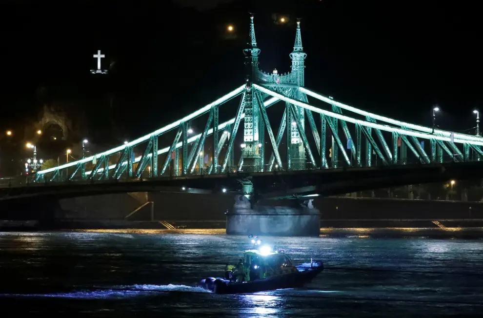 A rescue boat is seen on the Danube river after a tourist boat capsized in Budapest, Hungary, May 30, 2019. REUTERS/Bernadett Szabo [[[REUTERS VOCENTO]]] HUNGARY-ACCIDENT/BOAT