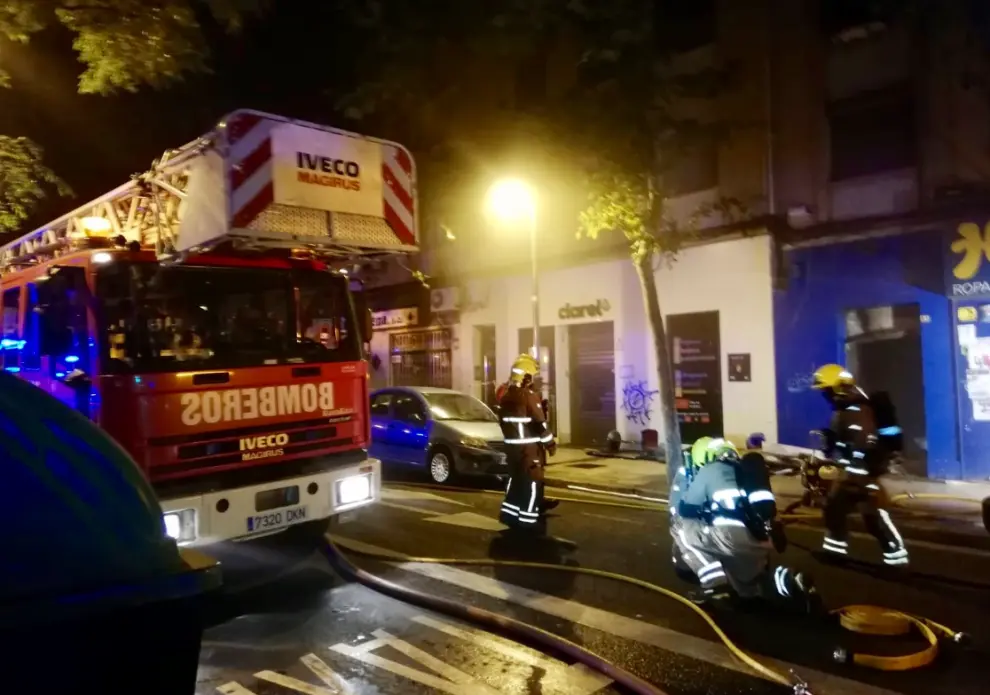Los Bomberos de Zaragoza han sofocado el fuego del local ubicado en la avenida de América.