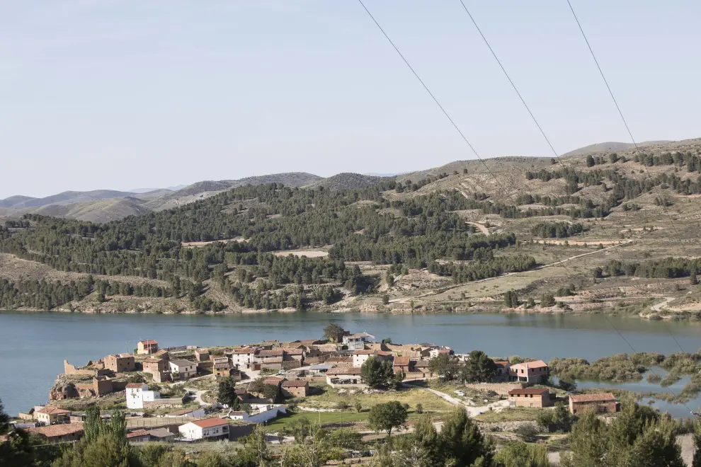 El incuestionable gancho turístico de uno de los lugares más visitados de Aragón (y de España) es compatible con la visita a la localidad que lo alberga, consagrada al sector de servicios.