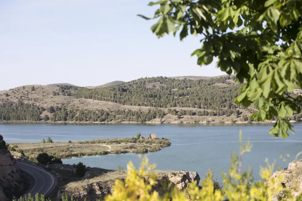 El incuestionable gancho turístico de uno de los lugares más visitados de Aragón (y de España) es compatible con la visita a la localidad que lo alberga, consagrada al sector de servicios.
